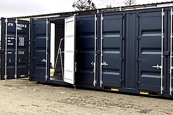 Intérieur d'un container 10 pieds neuf, portes latérales ouvertes