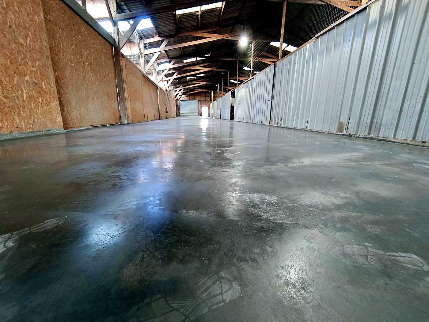 Allée du hangar avec box de stockage indépendants sur dalle béton